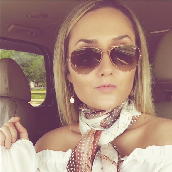 Meet your Posher, Tori - Picture 2 of 8